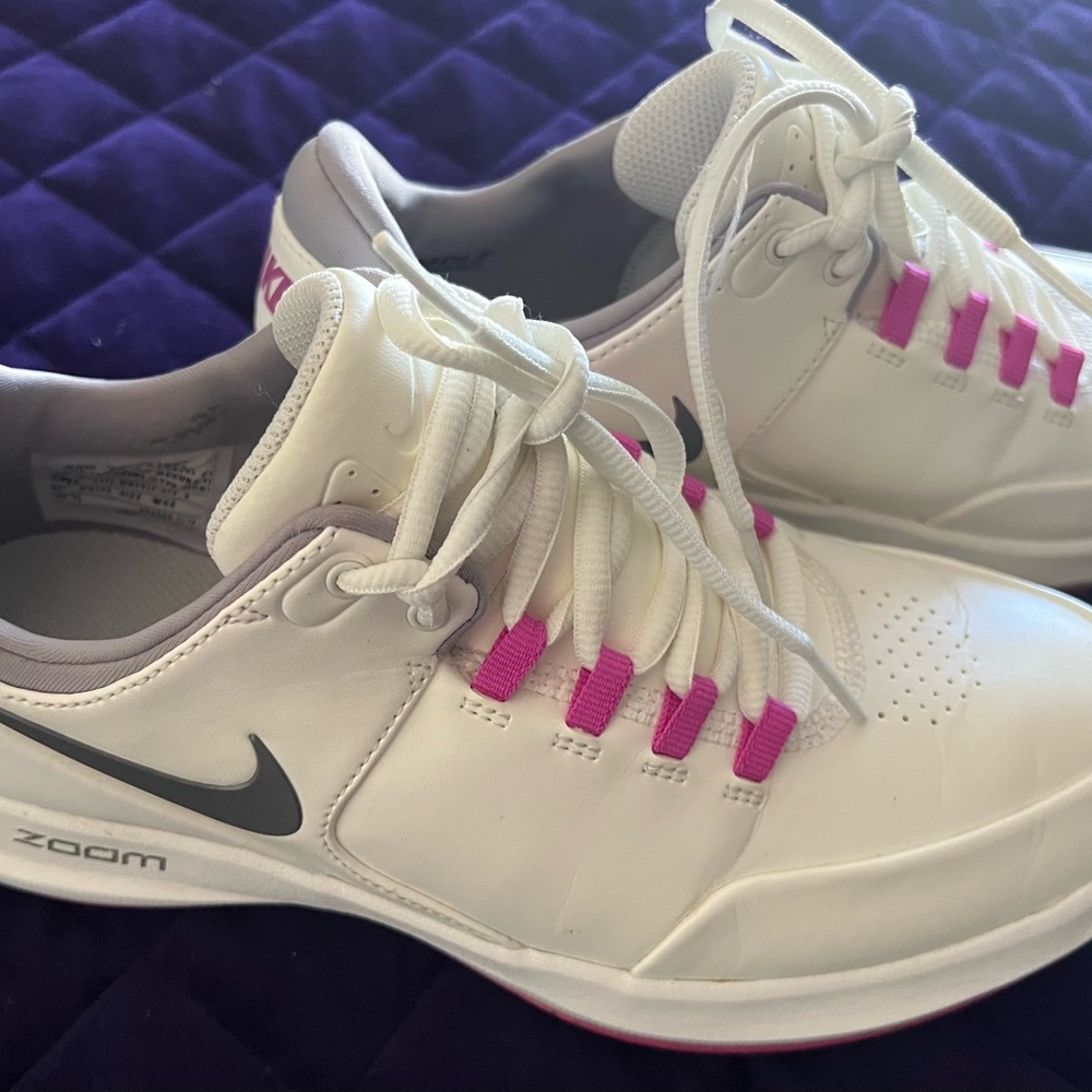 EUC Nike women’s golf shoes